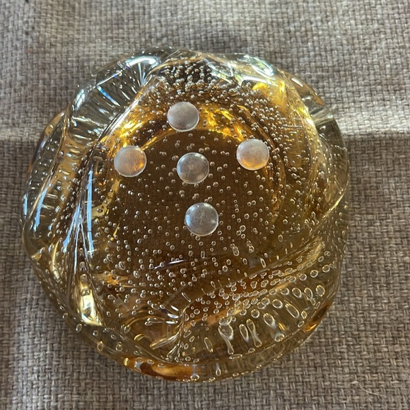 Yellow gold Glass bowl with rubber bottom. Approximately 5”x 5” - Picture 2 of 3